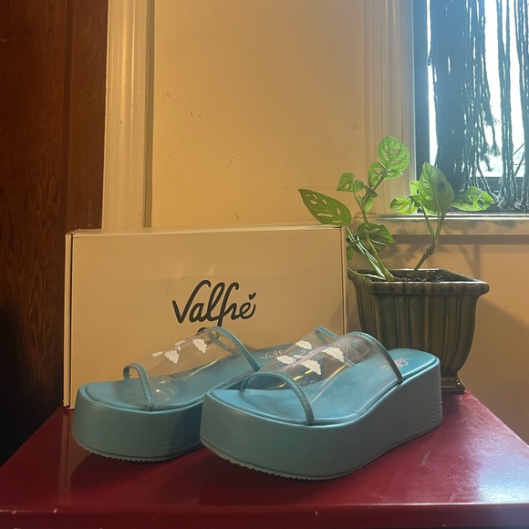 Valfré platform sandals so cute - Picture 4 of 7